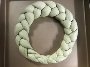 排在烤盘上，放温暖湿润处进行最后发酵。