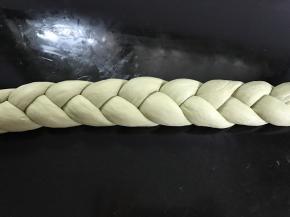 把3根面条编成3股辫，两头相接，捏紧。