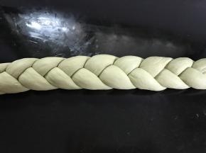 把3根面条编成3股辫，两头相接，捏紧。