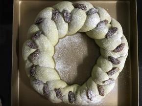 二次发酵结束后，表面放葡萄干，筛粉。