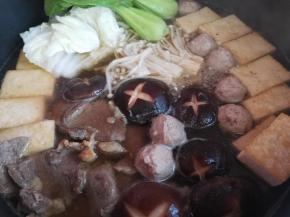 煮开之后，再放入绿叶蔬菜，捞出就可以吃了