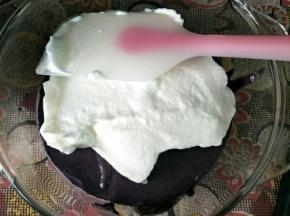 挖三分之一蛋白和蛋黄糊混合翻拌均匀