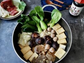 鸡蛋打入碗里，搅打一下，然后把煮好的牛肉捞出在蛋液里滚一圈，滑嫩又不腻口非常好吃