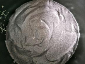 再和剩下的蛋白翻拌均匀，蒸锅水开后转中火，黑米糊放进去蒸40分钟，焖5分钟再取出倒扣