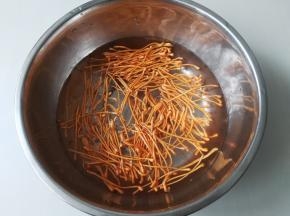 新鲜的虫草花不需要泡发，直接洗干净即可