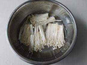 金针菇切去根部，洗一下