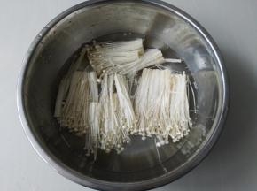 金针菇切去根部，洗一下