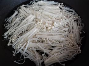 金针菇也是过水焯一下