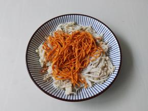 焯好的金针菇和虫草花过一下凉水，捞出挤干水分