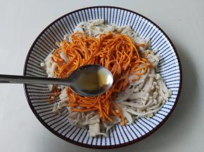 倒入一勺香油调味