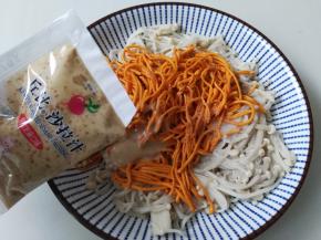 再倒入一袋丘比沙拉汁，麻酱味道的