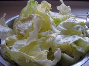 卷心菜用手撕成块状，大一点也没有关系