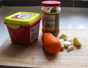 准备酱料的材料