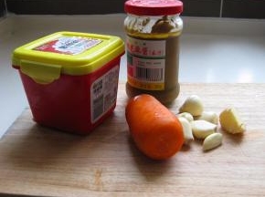 准备酱料的材料