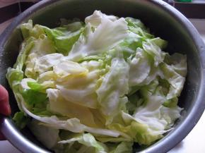 腌制二个小时左右，卷心菜已塌塌的，控掉水分，无需用手使劲攥