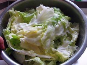 腌制二个小时左右，卷心菜已塌塌的，控掉水分，无需用手使劲攥