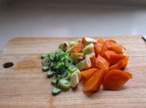 胡萝卜、蒜、姜、葱切碎