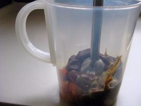 用手持搅拌棒打成细细的泥