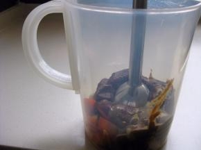 用手持搅拌棒打成细细的泥