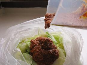 腌制好的卷心菜放在保鲜袋里，比较省事，少刷好几个盆子，把打好的酱料倒进去