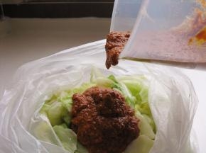 腌制好的卷心菜放在保鲜袋里，比较省事，少刷好几个盆子，把打好的酱料倒进去