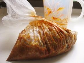 隔着保鲜袋搓揉几下，让酱料与卷心菜混合均匀，扎紧袋口，放入冰箱冷藏保存，一夜之后就可以吃；