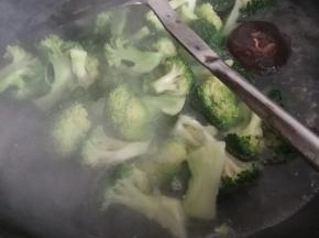 用开水烫一下