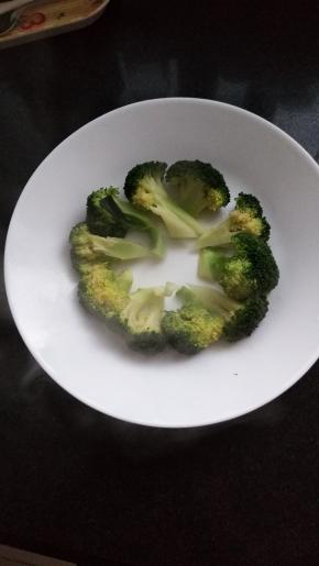 慢慢把西兰花摆成树的形状