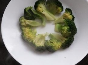 慢慢把西兰花摆成树的形状