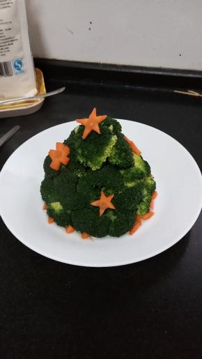 把胡萝卜吊坠再圣诞树上