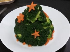 把胡萝卜吊坠再圣诞树上