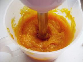 南瓜去皮切块，上锅蒸熟，稍凉打成泥