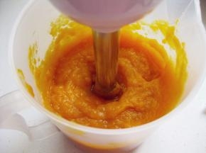 南瓜去皮切块，上锅蒸熟，稍凉打成泥