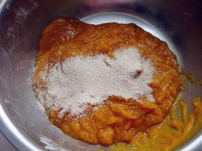 南瓜泥中放酵母粉，先用筷子搅拌一下，让酵母粉融化在南瓜泥里