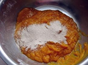 南瓜泥中放酵母粉，先用筷子搅拌一下，让酵母粉融化在南瓜泥里