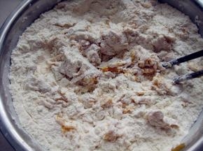 加入面粉，用筷子搅匀