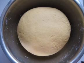 活成软硬适中的面团，我没有加水，和面的时候要根据手感来添加