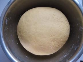 活成软硬适中的面团，我没有加水，和面的时候要根据手感来添加