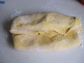 取出发好的面团使劲揉，揉至面团非常光滑