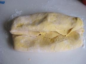 取出发好的面团使劲揉，揉至面团非常光滑