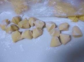 揉好的面团搓成长条，切成大小合适的剂子