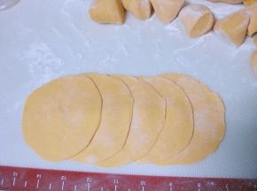 剂子擀成皮，像做包子皮一样，5张依次摞起来