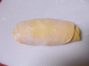 从左往右卷起来，也可以从右往左卷