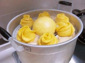 关火后直接开盖，拾出馒头放盖垫上晾凉