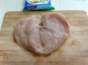 首先将鸡胸肉洗干净，从中间切开，如图。