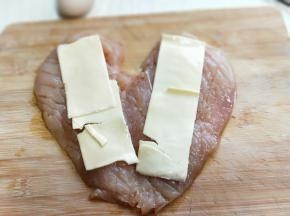 腌制好的鸡胸肉去处，放入芝士片。