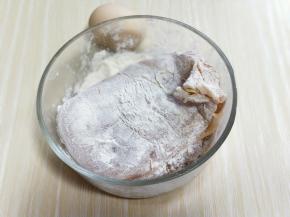 首先面粉的器具中裹满面粉。