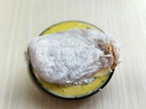 再放入蛋液器具中沾满蛋液。