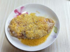 最后再放入面包糠器具中，均匀沾满面包糠即可。