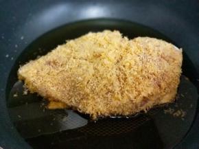 起油锅，放入鸡排，小火慢炸。